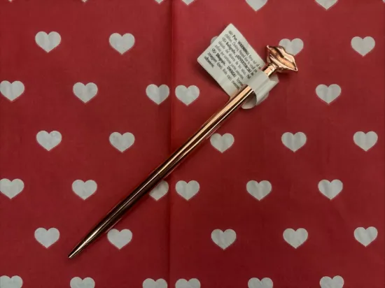 Picture of Valentines day pen gift for her Rose gold with Lips design Metal pen